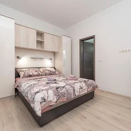 Buskulic Anamarija 3 By Interhome Vir